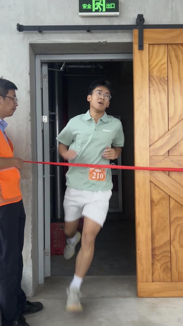 塔下再聚首 攀登勢正雄——巨龍電梯試驗塔第六屆登高跑開賽 塔下再聚首 攀登勢正雄——巨龍電梯試驗塔第六屆登高跑開賽