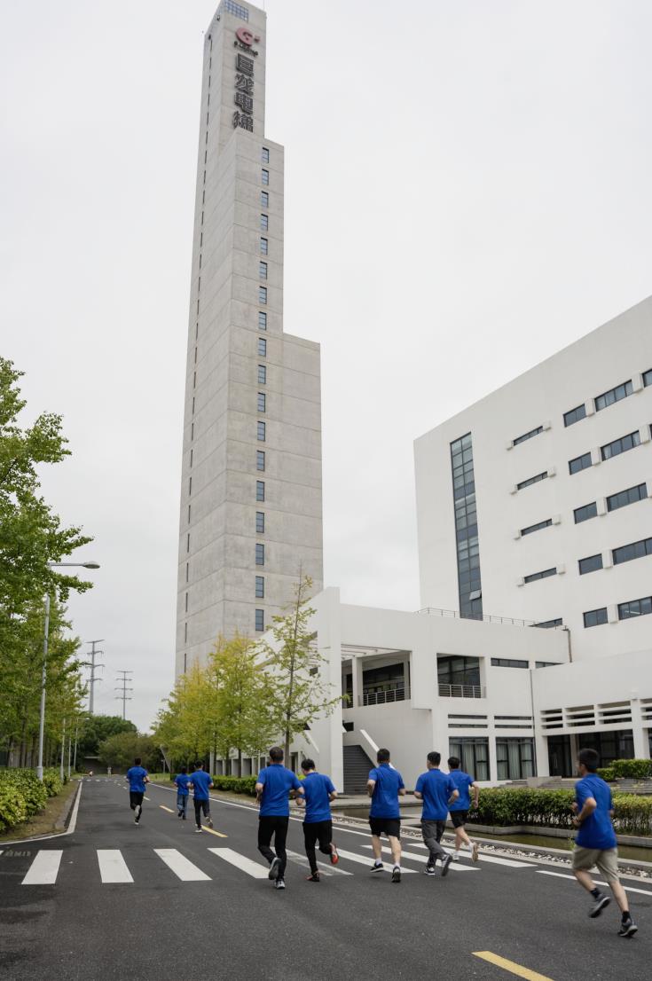 塔下再聚首 攀登勢正雄——巨龍電梯試驗塔第六屆登高跑開賽 塔下再聚首 攀登勢正雄——巨龍電梯試驗塔第六屆登高跑開賽