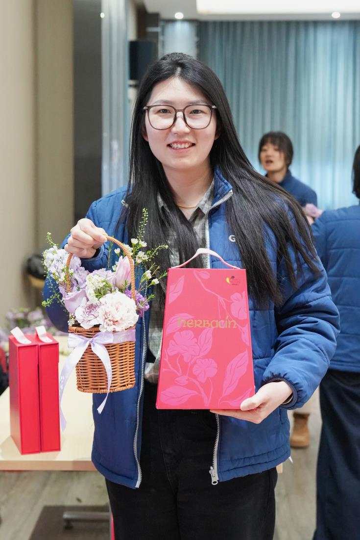 花香潤心田 巾幗綻芳華——巨人集團(tuán)婦女節(jié)活動